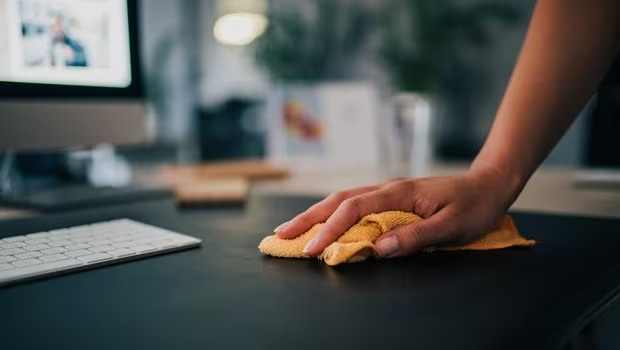 Comment nettoyer et désinfecter son bureau ?